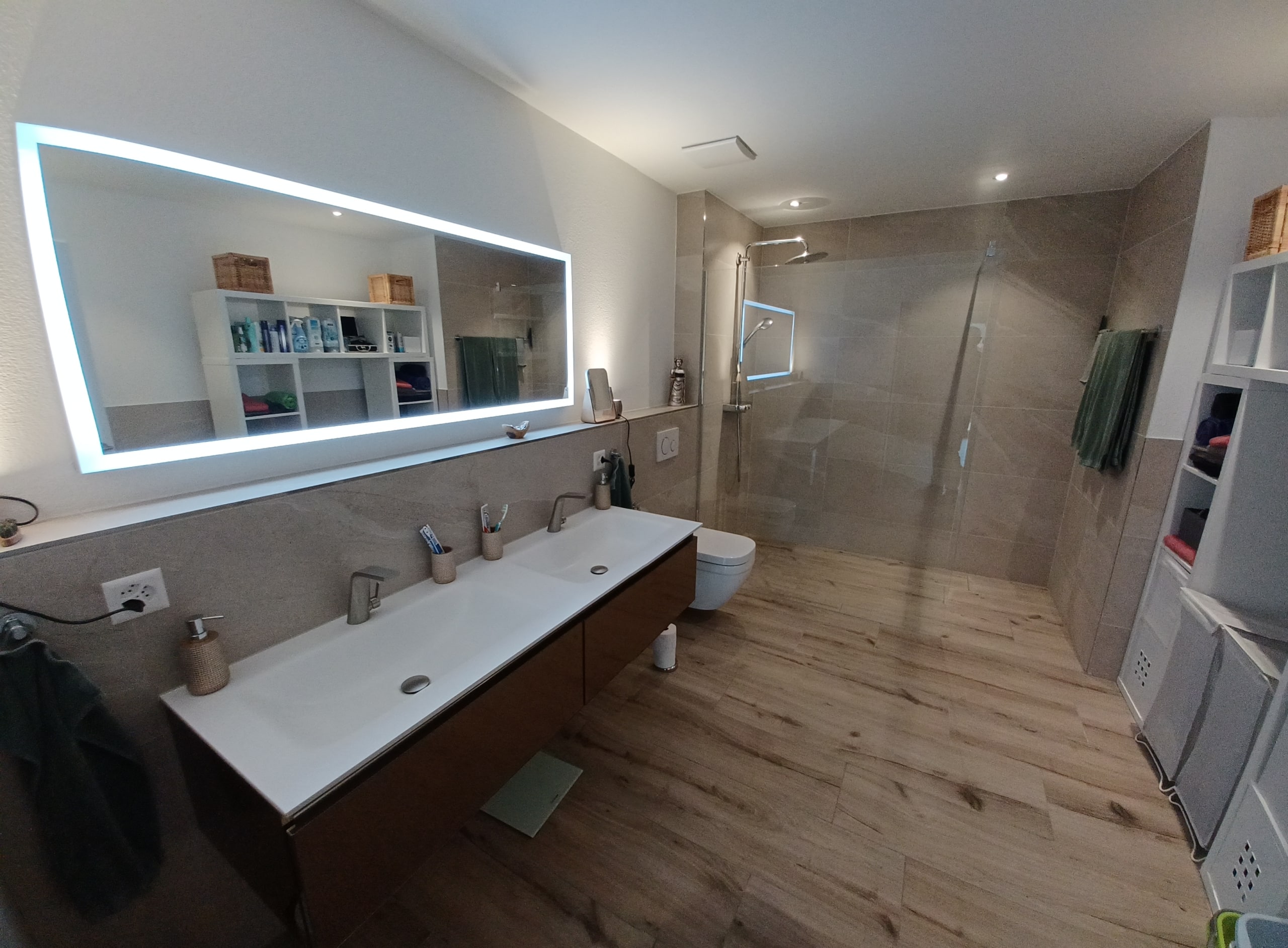 010_Badezimmer-scaled Grosszügige 3.5-Zimmer-Wohnung mit Terrasse in Hellikon